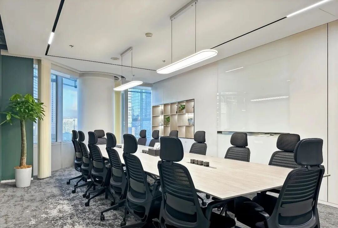 金茂大厦Regus商务会议室实景：长会议桌与绿植