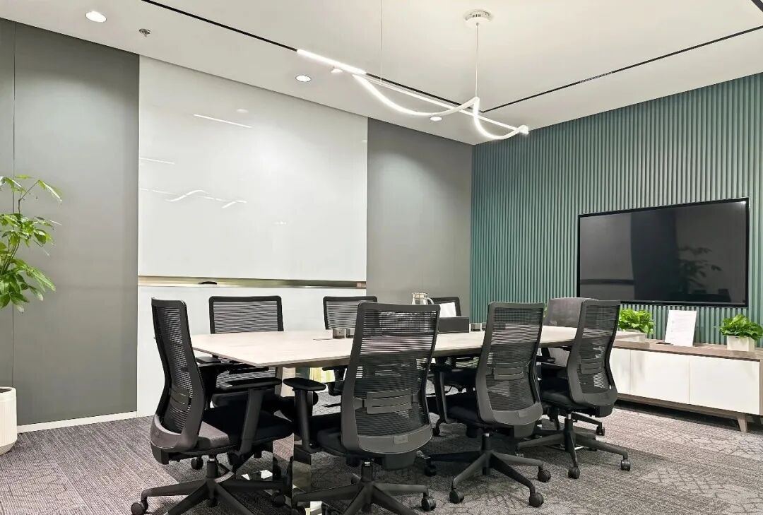 金茂大厦Regus会议室实景：大屏演示与白板